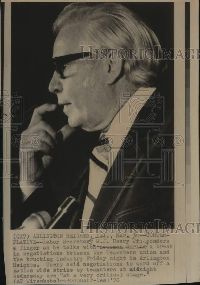1976 Labor Secretary W. J. Usery Jr. talking with newsmen, Illinois-Historic Images