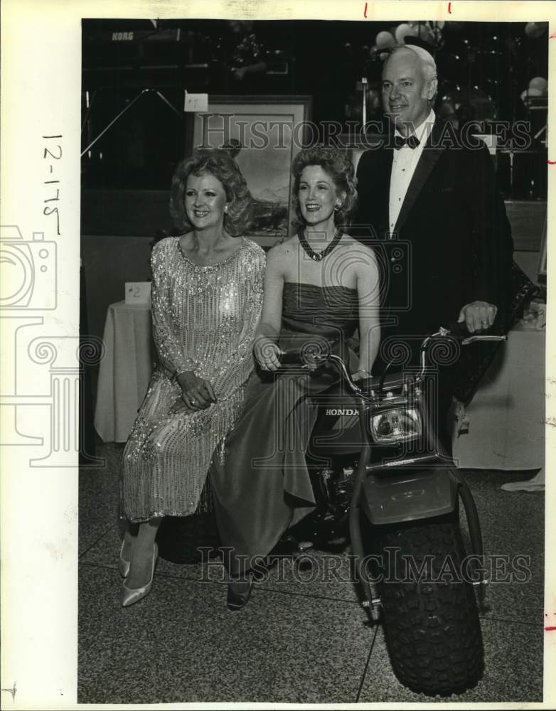 1985 Janie Hibler, Molly Bailey &amp; Otis Hibler at Junior Forum Gala-Historic Images