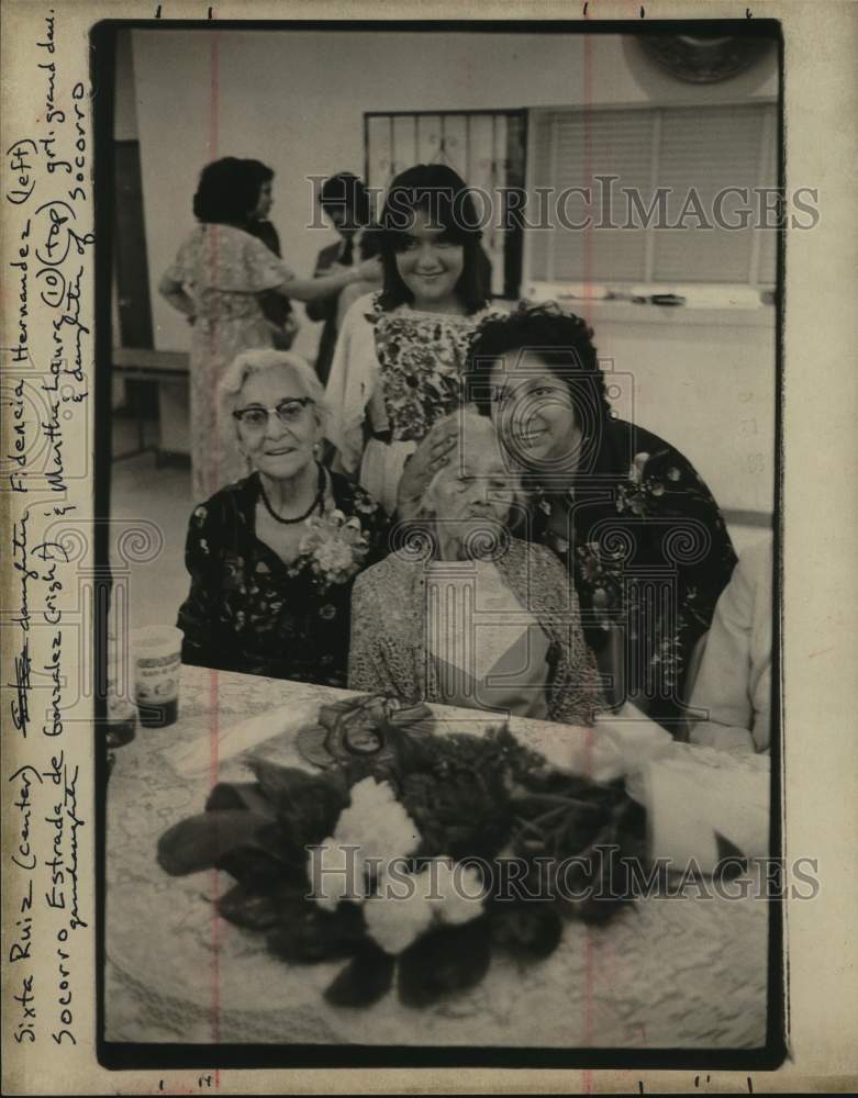 1977 Sixta Ruiz celebrating 100th birthday with her family-Historic Images