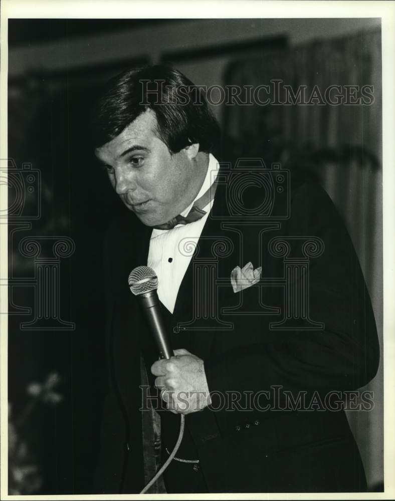 1983 Tom Hopkins speaking at &quot;Women Who Win&quot; event, Texas-Historic Images