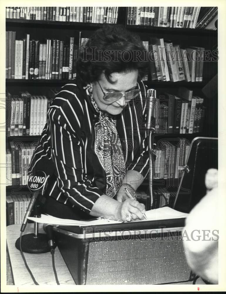 1990 Mayor Lila Cockrell signs over her tax return to library-Historic Images