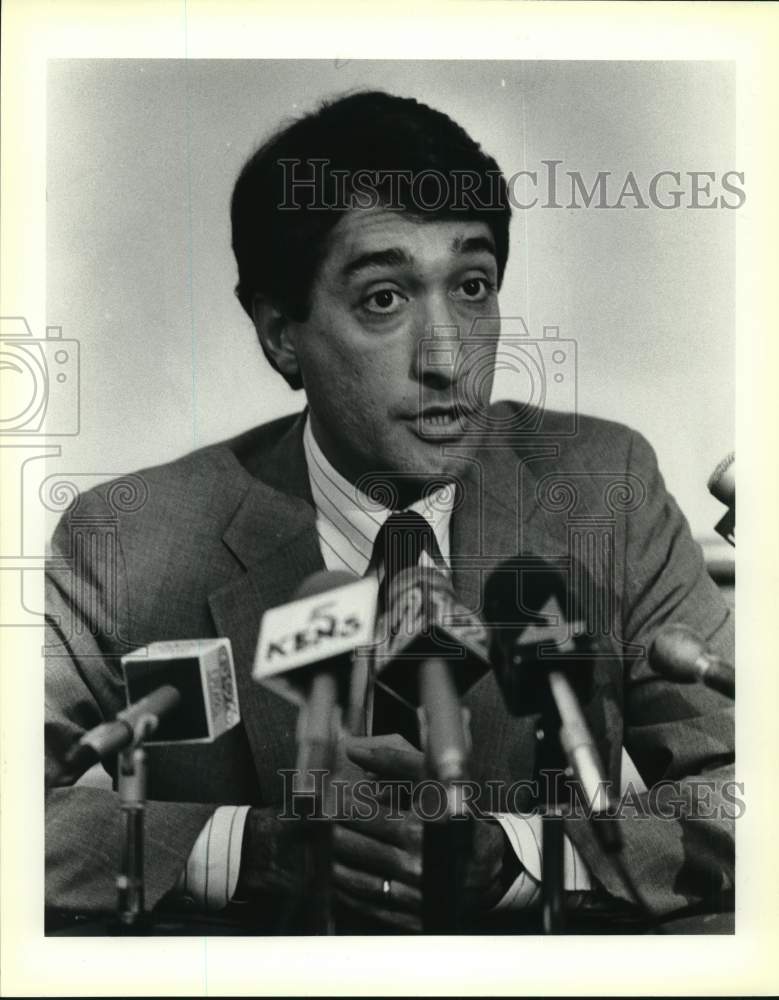 1986 Mayor Henry Cisneros speaks at a press conference-Historic Images