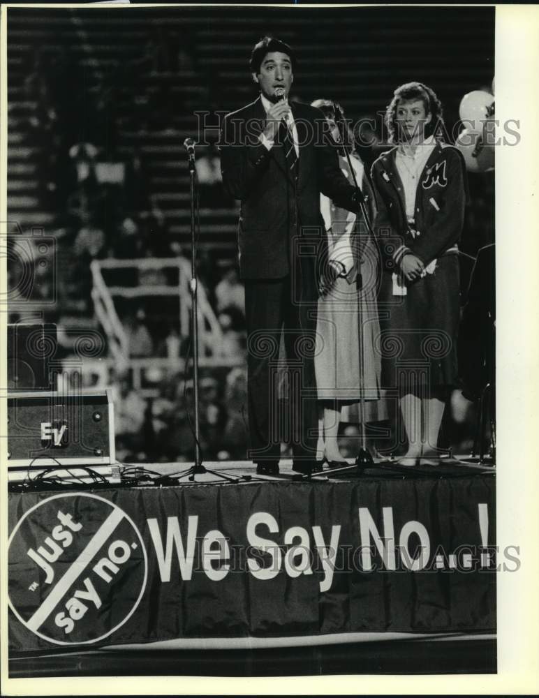 1986 Mayor Henry Cisneros speaks to crowd at &quot;Say No to Drugs&quot; rally-Historic Images