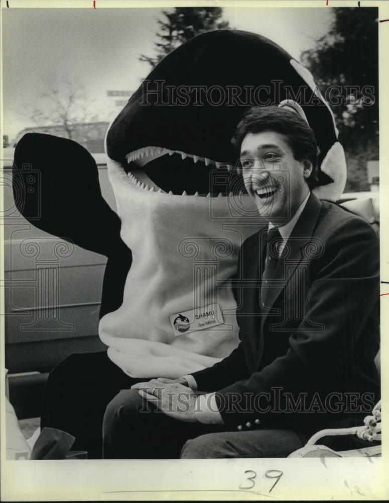 1986 Mayor Henry Cisneros &amp; Shamu at Sea World opening-Historic Images