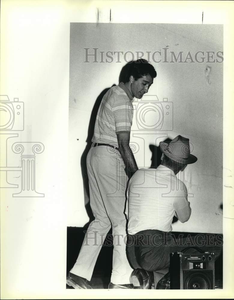 1986 Mayor Henry Cisneros shakes Stubbs hand-Historic Images