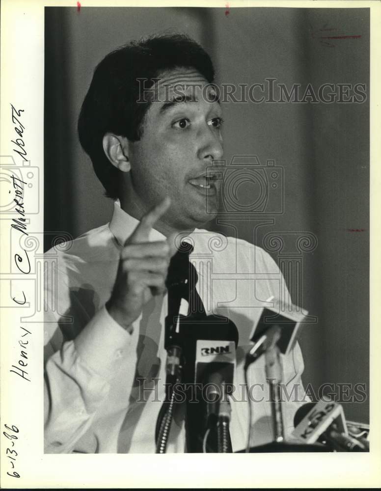 1986 Henry Cisneros speaks at press conference-Historic Images