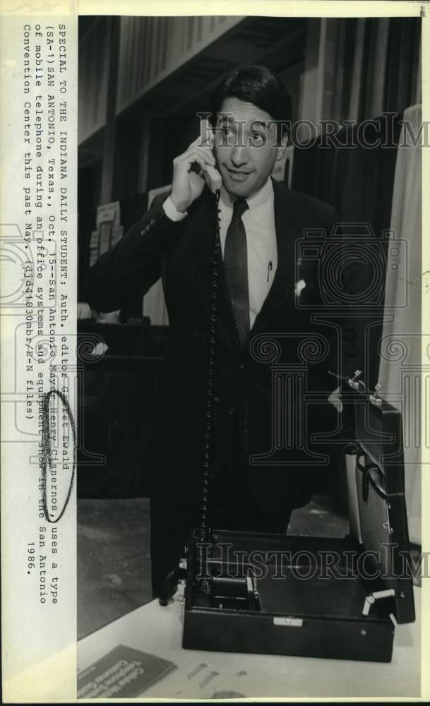 1986 San Antonio Mayor Cisnero uses mobile phone at office show-Historic Images