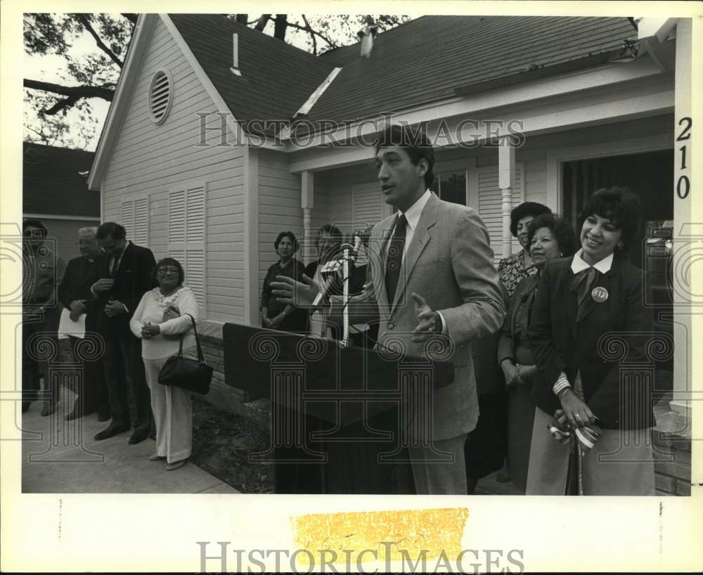 1983 Mayor Henry Cisneros speaking at COPS ceremony, Texas-Historic Images