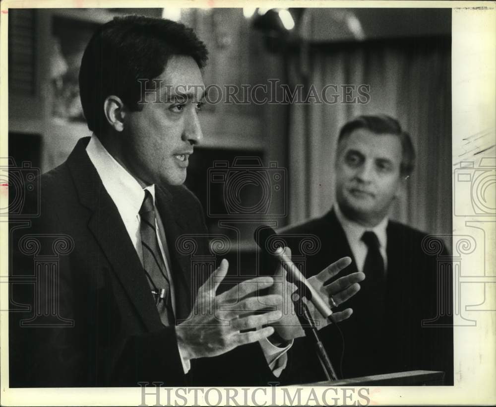 1983 Mayor Henry Cisneros Speaking Into Microphone-Historic Images