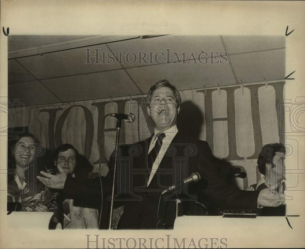 1978 John Hill speaking to group of people-Historic Images