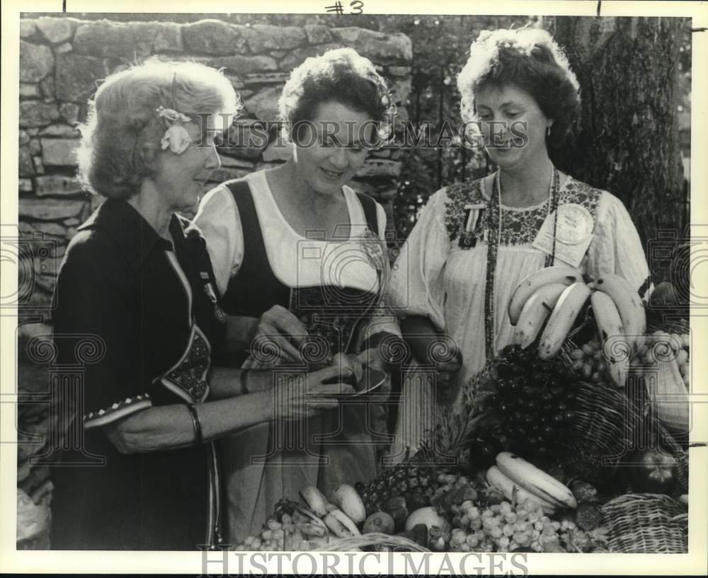 1989 San Antonio Conservation Society officials at Garden Reception-Historic Images