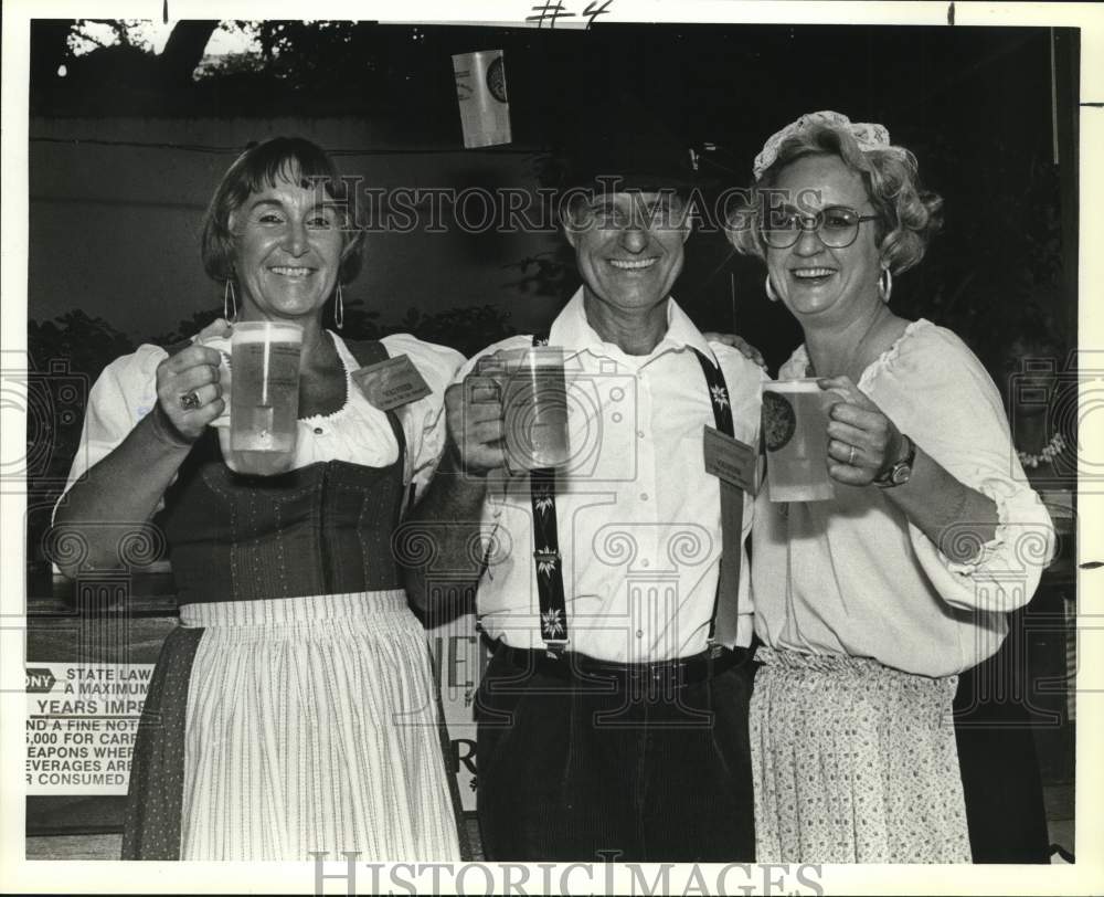 1988 San Antonio Conservation Society members at German Bier Garten-Historic Images