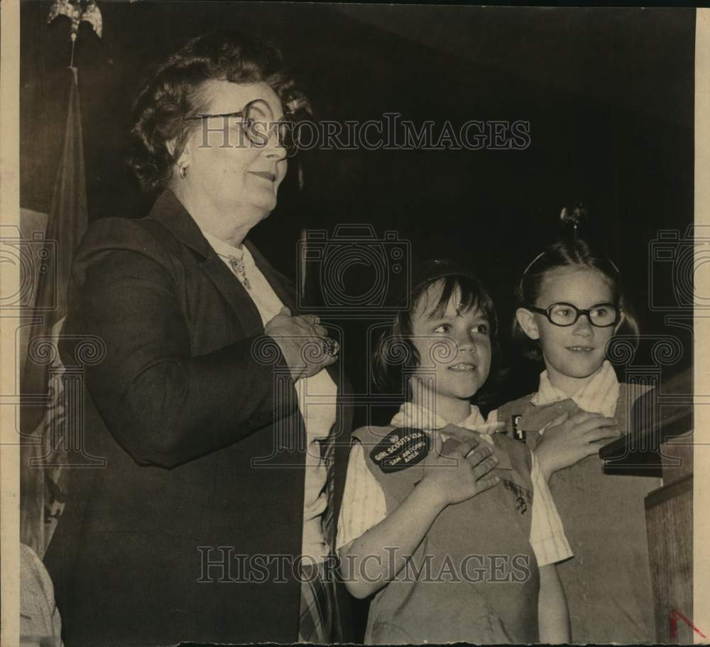 1981 Press Photo San Antonio Mayor Lila Cockrell Recites Pledge With Girl Scouts- Historic Images