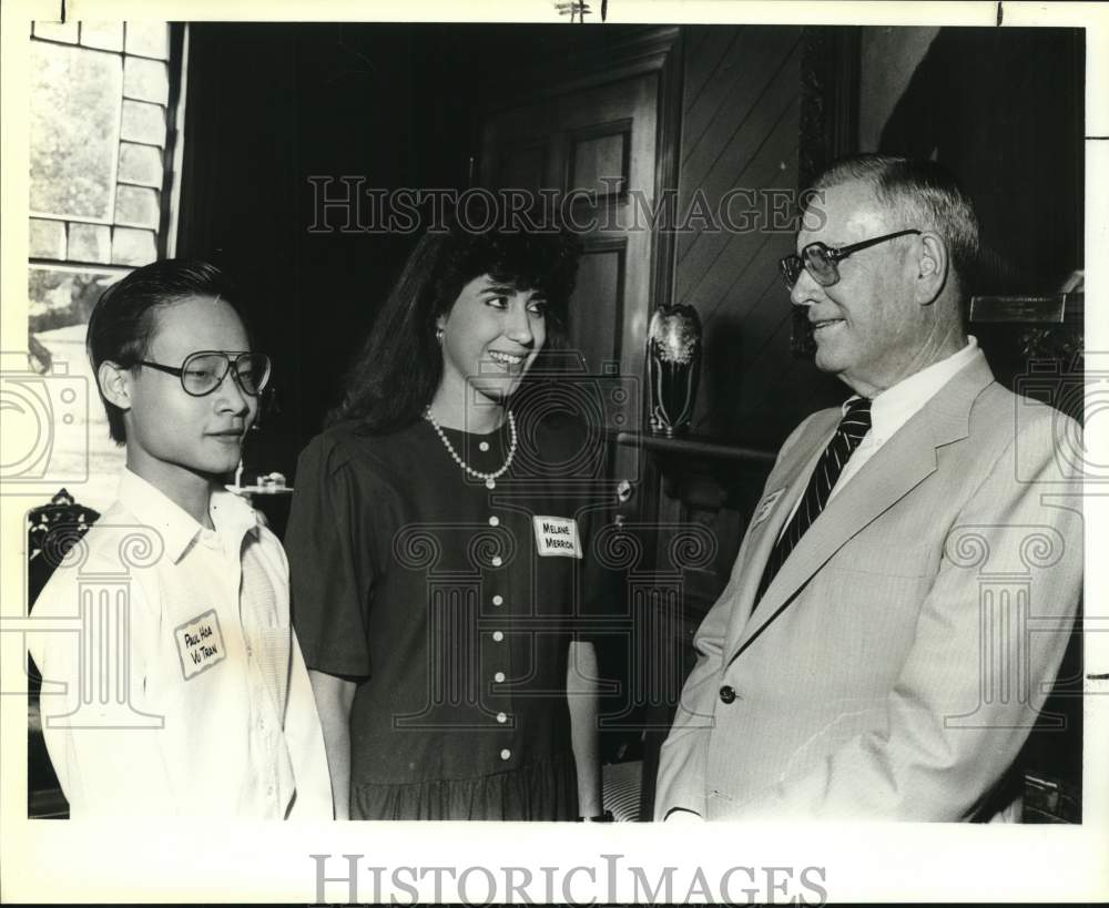 1989 Gaines Voigt awards scholarships to students in San Antonio-Historic Images