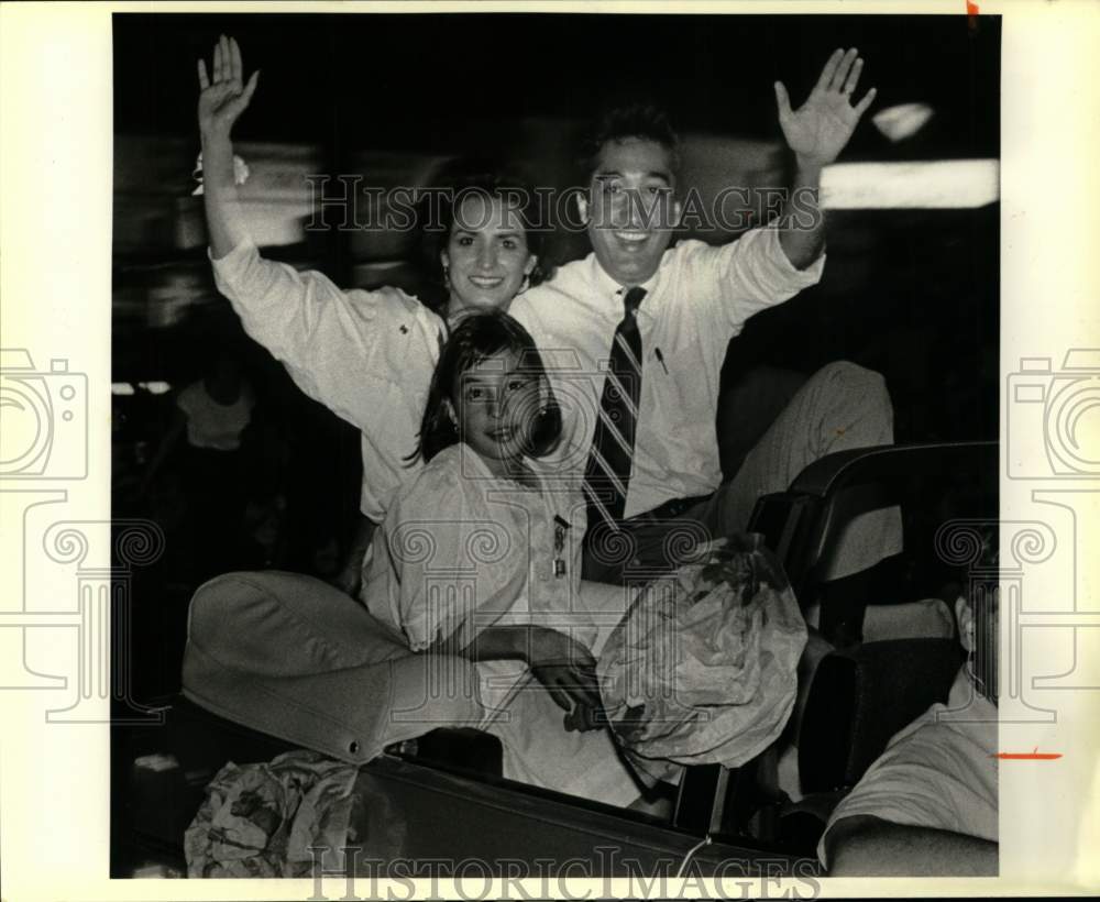 1986 The Henry Cisneros Family greet the crowd at Flambeau-Historic Images