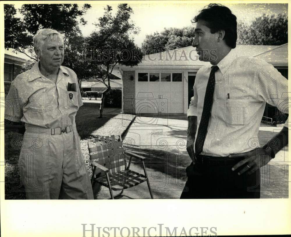 1986 Mayor Henry Cisneros visits Joe Ivy, derailment evacuee.-Historic Images
