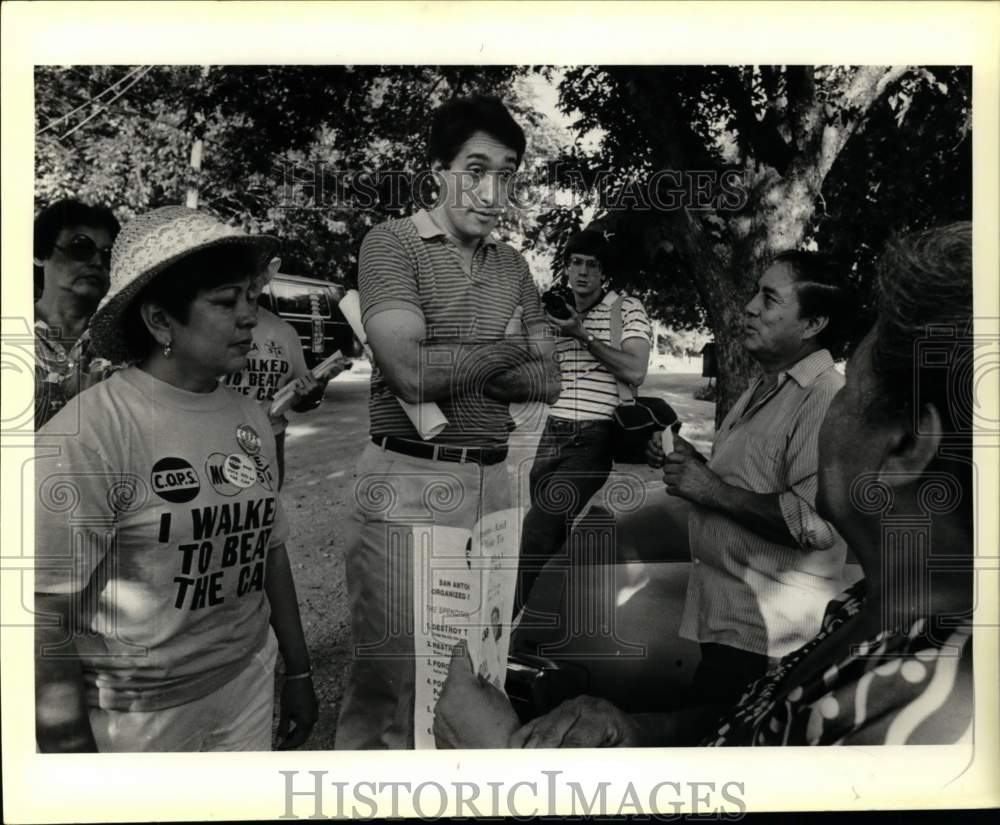 1986 Mayor Henry Cisneros visits with San Antonio residents.-Historic Images