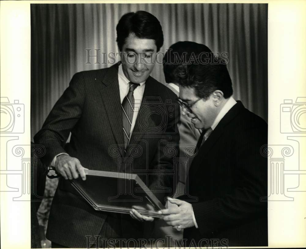 1986 Henry Cisneros presents plaque to Mexico&#39;s Hector Mendoza-Historic Images