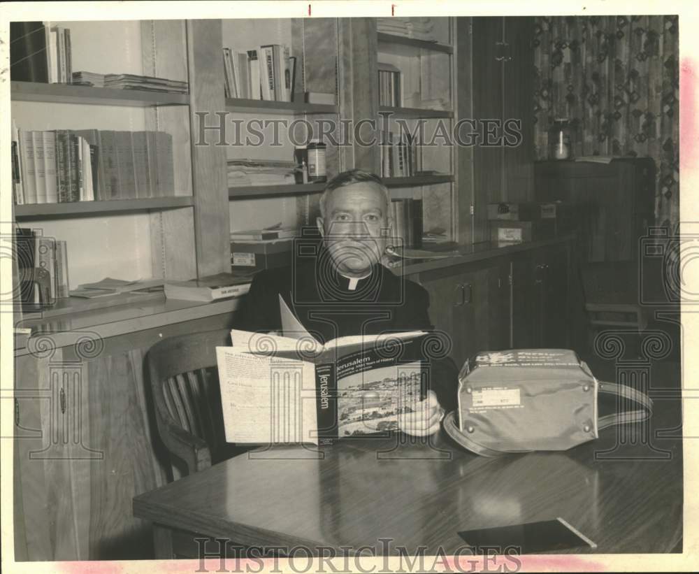 1968 Reverend John G. Leies Reviews Jerusalem Tour Book-Historic Images