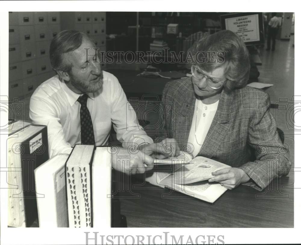 1990 Library Foundation&#39;s David Leamon and Nancy Gandara confer-Historic Images