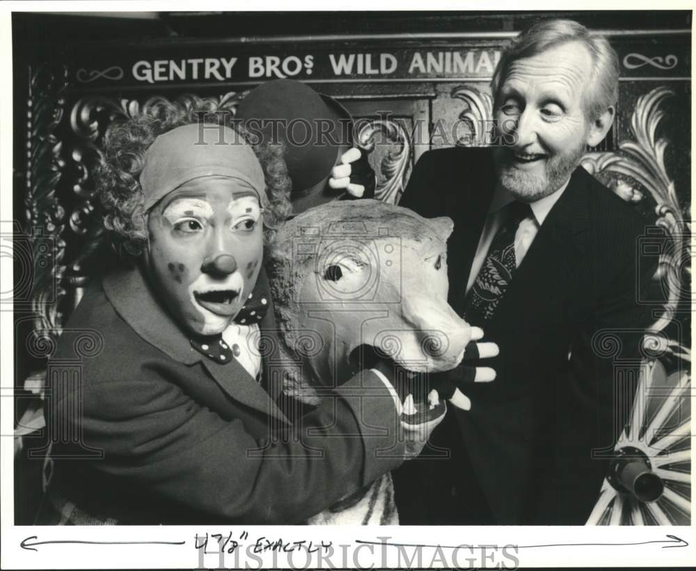 1990 Smells of Christmas with David Leamon, clown and &#39;tiger&#39;-Historic Images