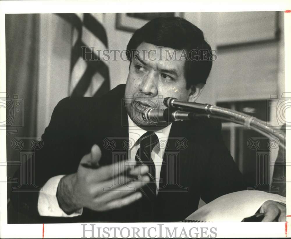 1984 Oscar Hernandez at San Antonino School Board Meeting-Historic Images