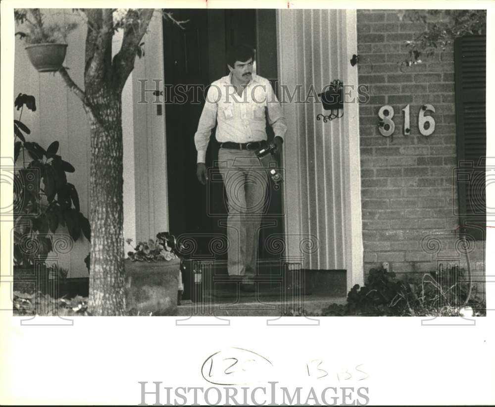 1984 Detective investigating Mrs. Fred Lepick kidnapping-Historic Images