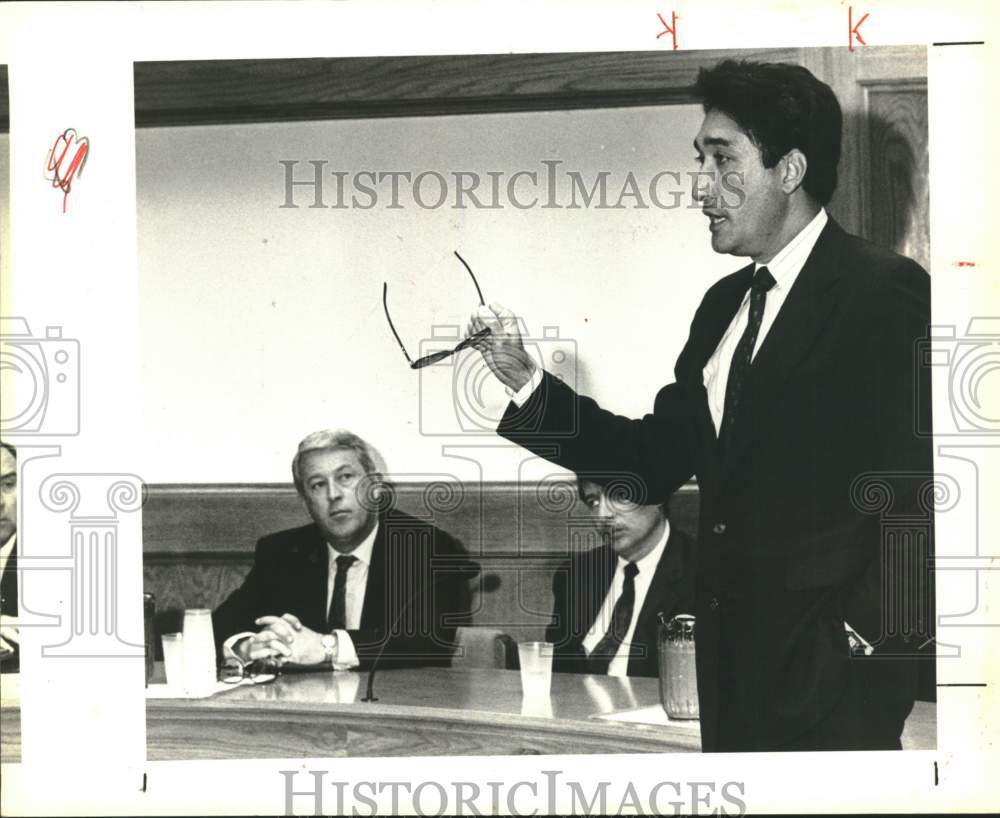 1988 Mayor Henry Cisneros meeting with officials of Sports firms-Historic Images