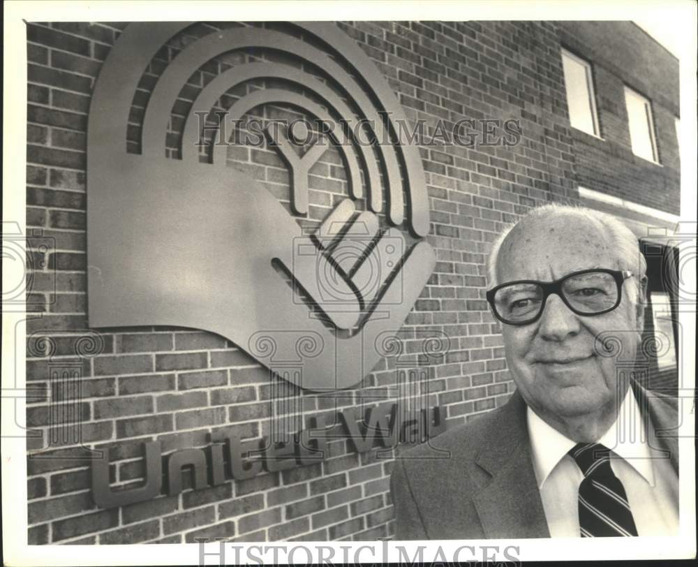 1986 United Way volunteer Robert Graham at United Way building logo-Historic Images