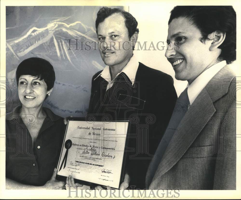 Bill Graham, center, receives Universidad National Autonoma award-Historic Images