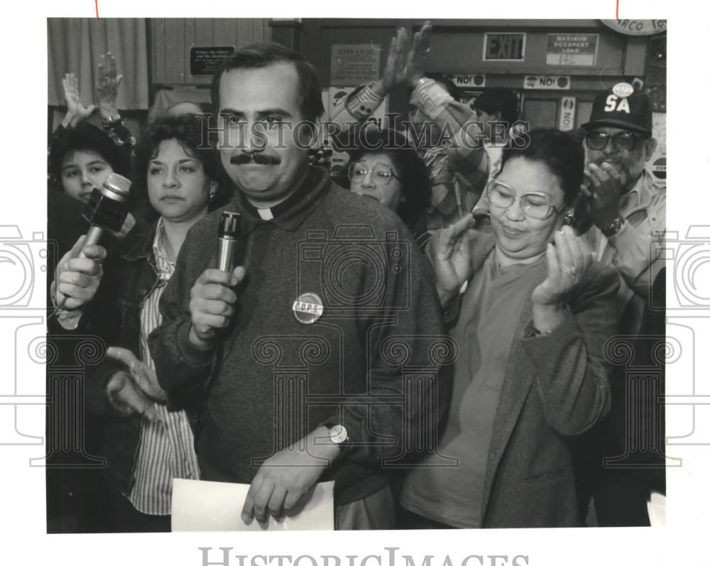 1989 Rosendo Urrabazo concedes defeat as supporters watch-Historic Images