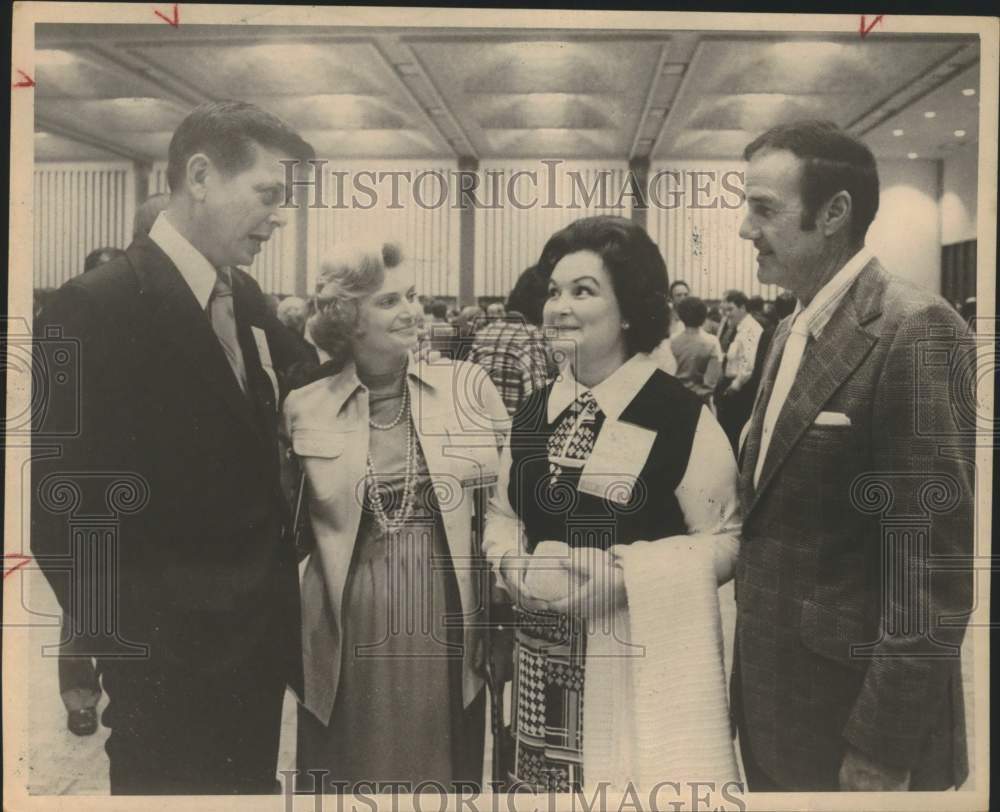 1973 Mr. and Mrs. S.E. Cockrell with the Clements confer at event-Historic Images