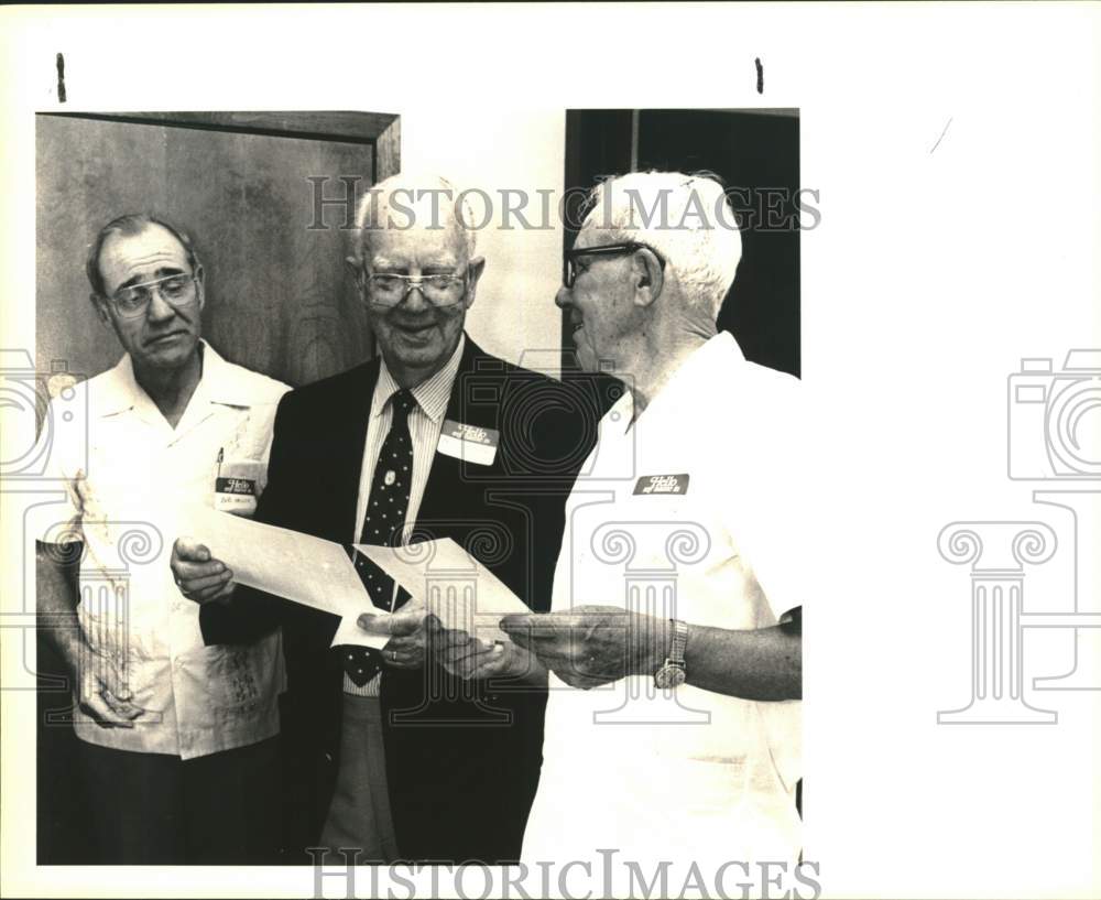 1988 Bob Heuck with other police chiefs at reunion-Historic Images