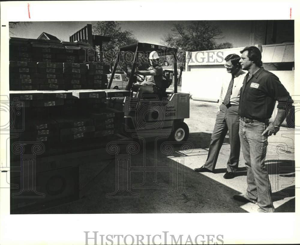 1989 Volunteers of time and equipment to HemisFair playground site-Historic Images