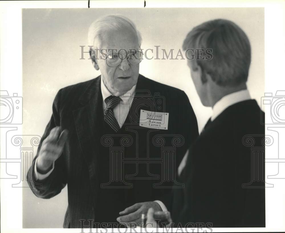 1990 Mexico columnist Adrian Lajous talks with Tullos Wells-Historic Images