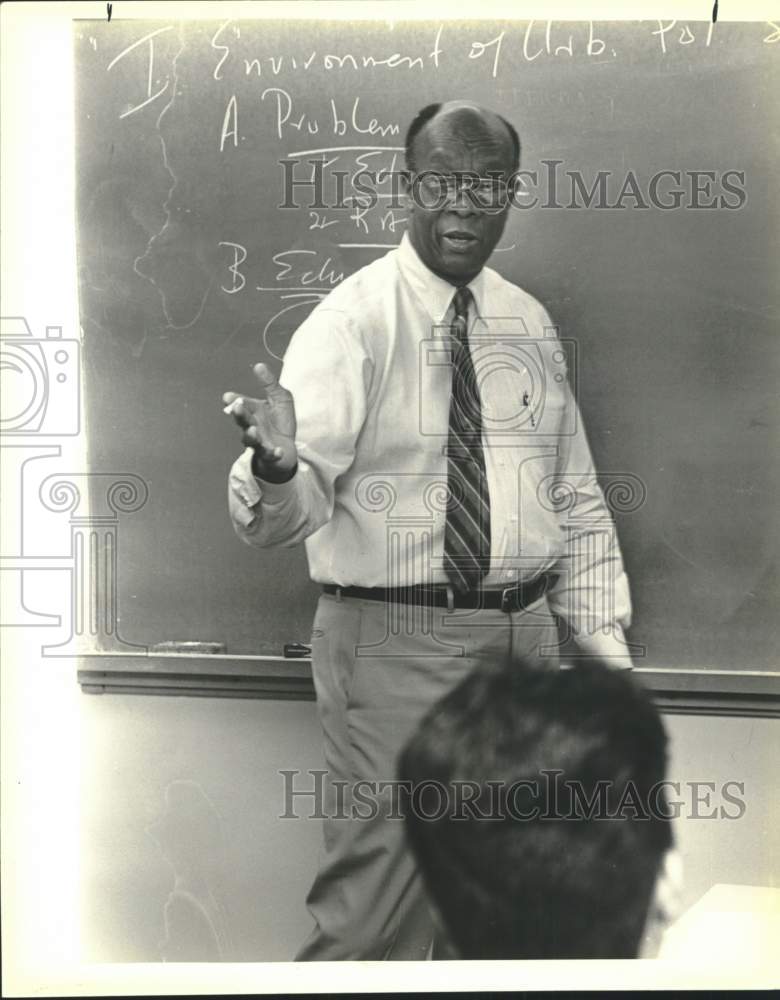 1985 Dr. Earl Lewis teaches class at Trinity University.-Historic Images