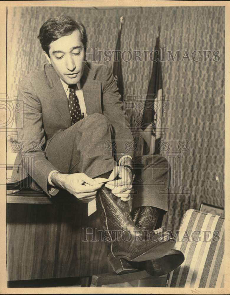 1982 Mayor Henry Cisneros checks his boots.-Historic Images