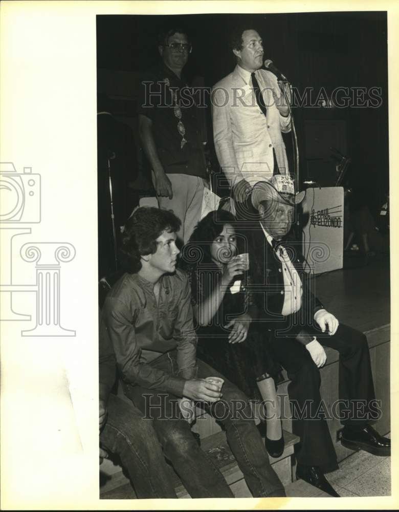 1983 Bob Krueger speaking at Margarita Mixer, Texas-Historic Images