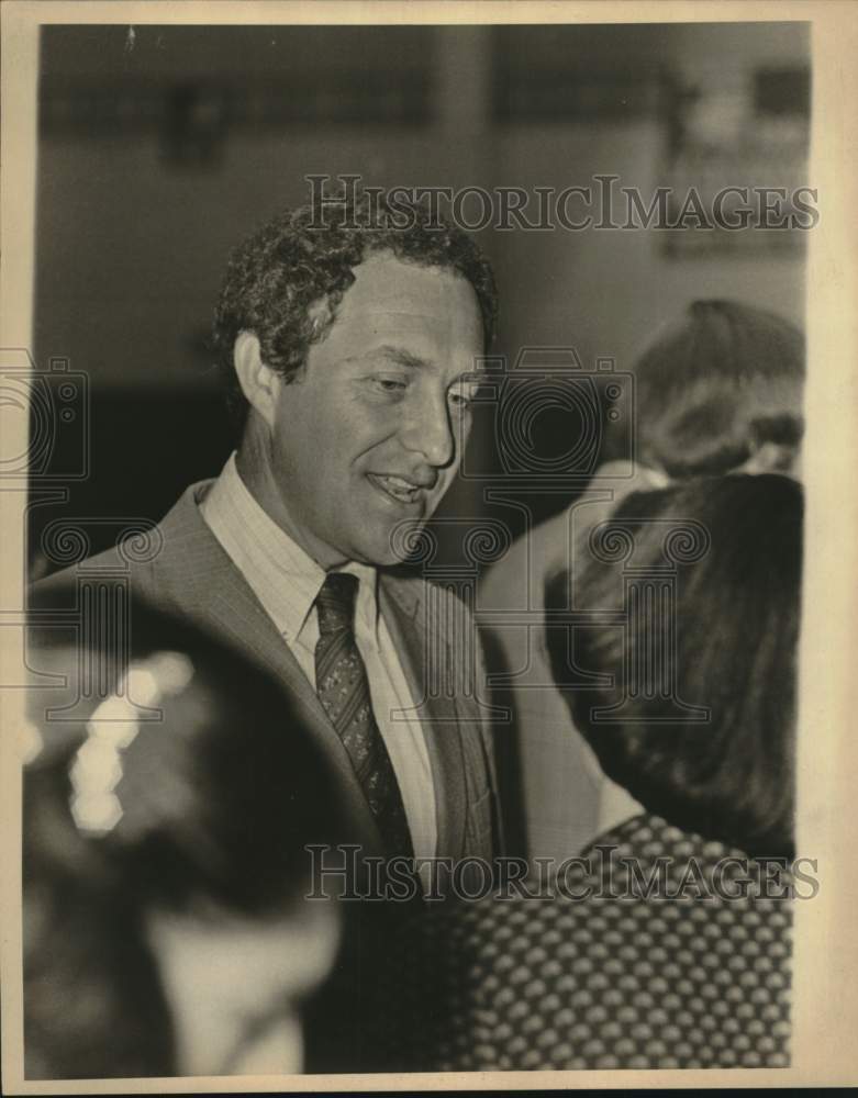 1978 Bob Krueger speaks with woman.-Historic Images