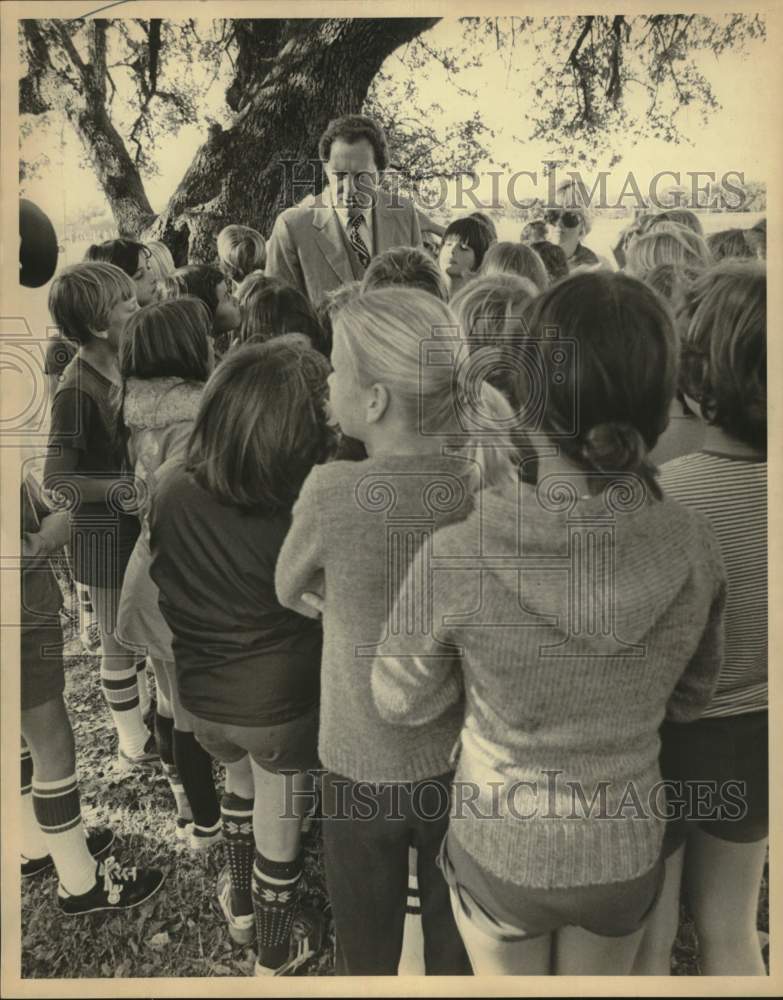 1978 Bob Krueger at Eisenhower Middle School, Texas-Historic Images