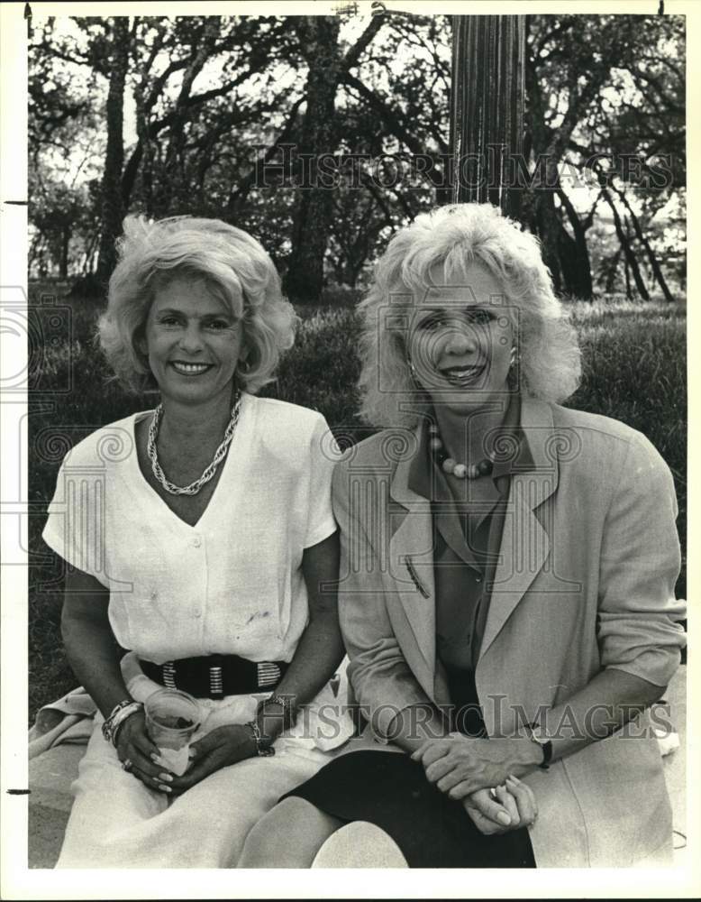 1988 Dorothy Langmore & Julie Rose at San Antonio Sea World opening-Historic Images