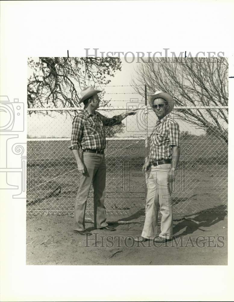 1983 Bob Roberts meeting with Jim Knowlton examining a ranch-Historic Images