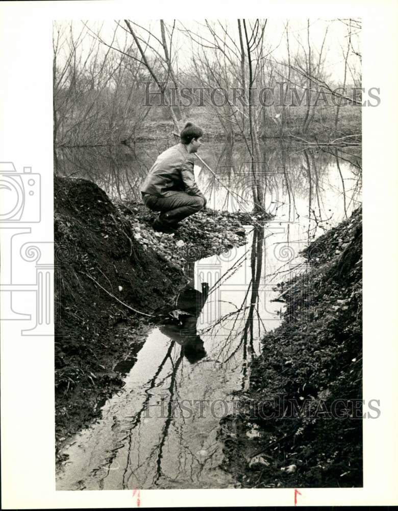 1985 Express-News writer Tom Bower watches mobile home park sewage-Historic Images