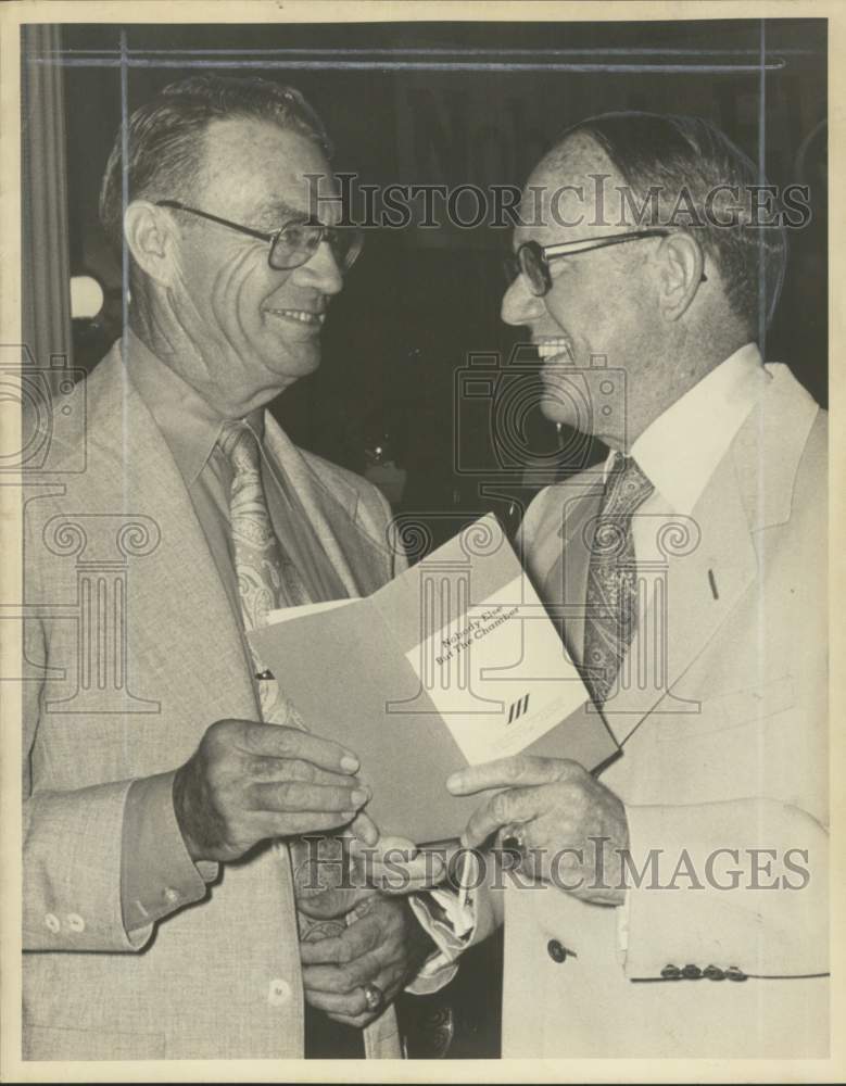 1977 Bill Starnes conferring with Pat Leagan-Historic Images