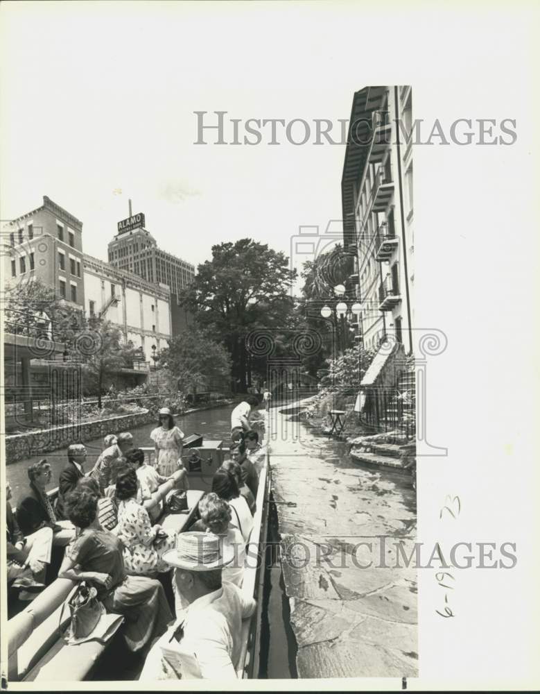 1984 Conservation Society members take barge ride at La Mansion-Historic Images