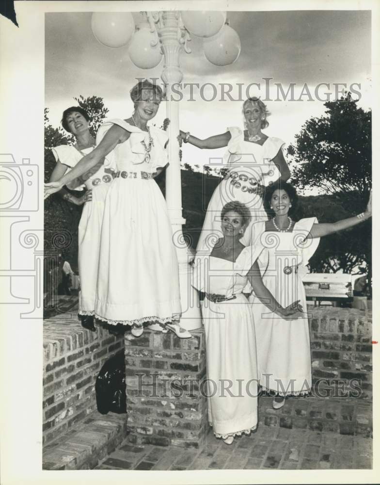 1985 Joan Wade poses with guests at Worth Ranch Cattle Baron party-Historic Images