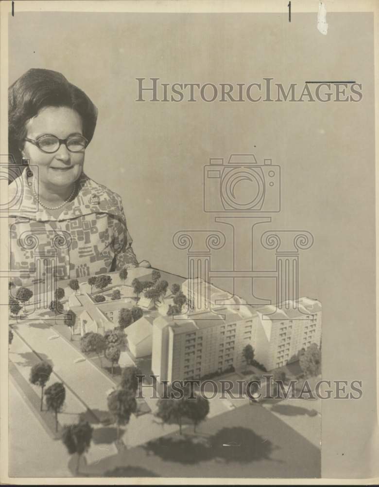 Mayor Lila Cockrell displays building model.-Historic Images