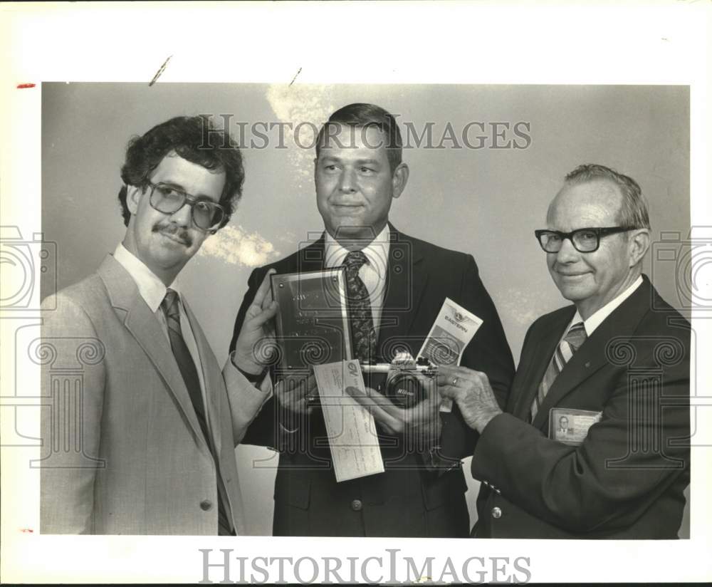 1982 Ben King poses with Promo award ceremony guests-Historic Images