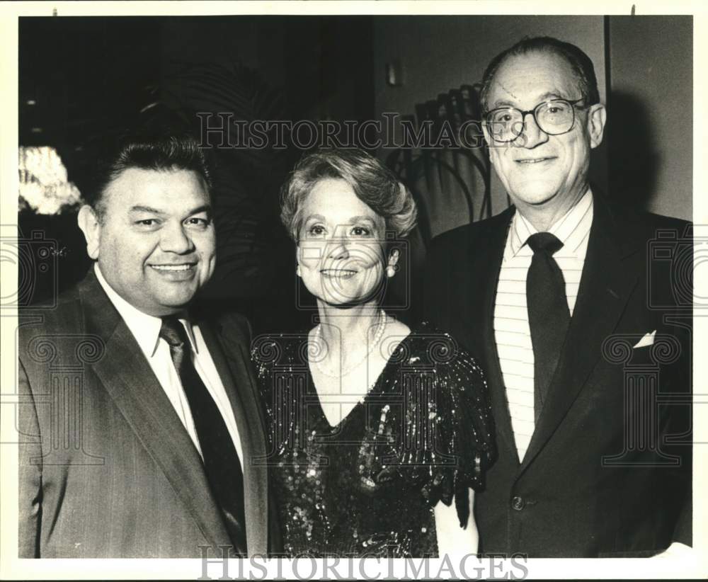 1990 Margie Kilpatrick with guests of Marriott Rivercenter party-Historic Images