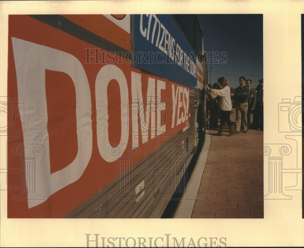 1989 &quot;Young Leaders for Dome,&quot; enter bus after absentee voting-Historic Images